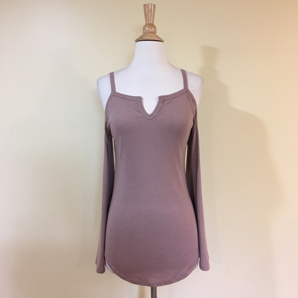 Mauve Bell Sleeve Cold Shoulder Shirttail Hem Top - Picture 2 of 5